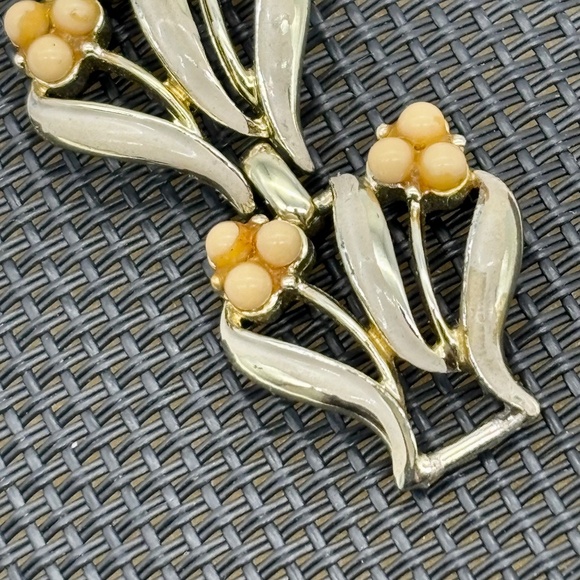 Vintage Coro Bracelet Gold Tone With Off-White Enamel Peach Colored Beads Marked - Picture 9 of 15